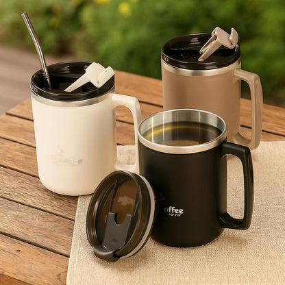 présentation de 3 tasse isotherme de couleurs différentes sur une table en extérieur