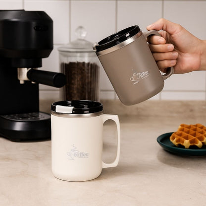 en cuisine peronne qui tient une tasse double paroi brune