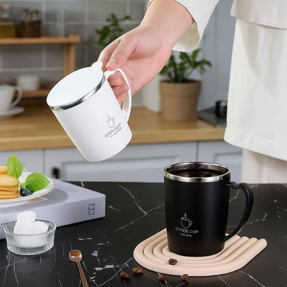 personne qui tient une tasse isotherme blanche par l'anse