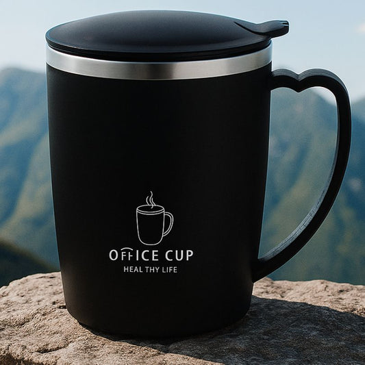 présentation d'une tasse isotherme de 350 ml noir en plein air