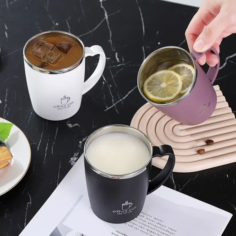 3 tasses isothermes avec boissons chaude et froide