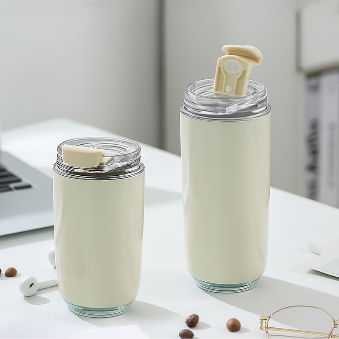 une tasse isotherme de 240 ml avec un de 480 ml cote a cote