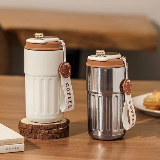 tasse thermos argent et blanche our déjeuner