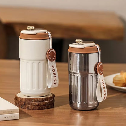 tasse thermos argent et blanche our déjeuner