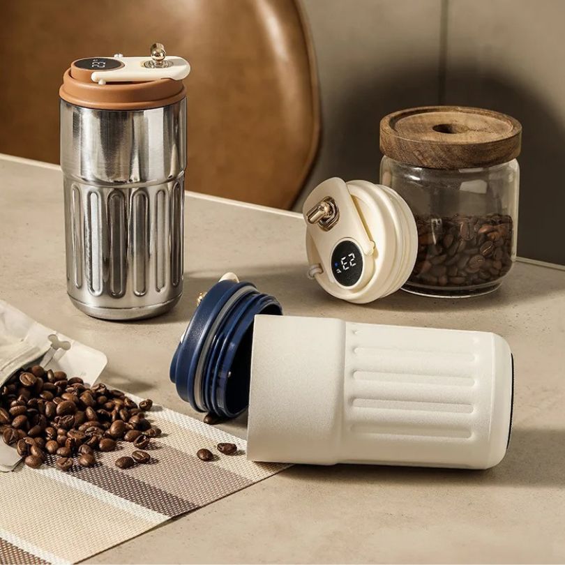 plusieurs tasse thermossur un comptoir de cuisine