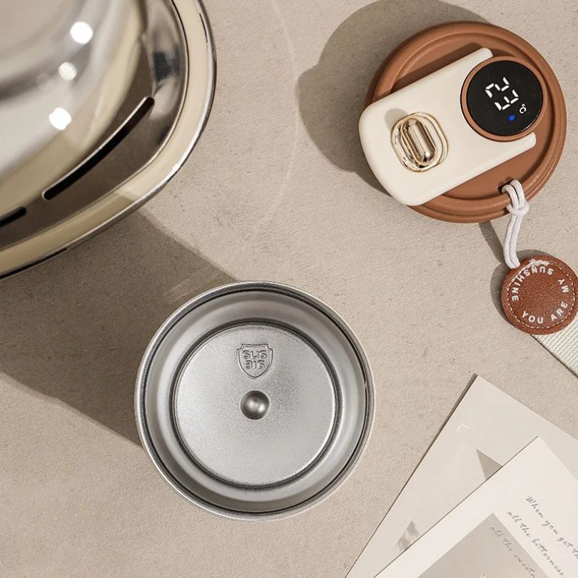 démonstration du couvercle de la tasse thermos avec affichage digital