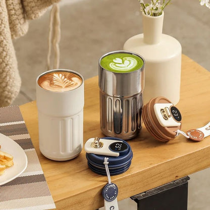2 tasses thermos sur un comptoir en ois