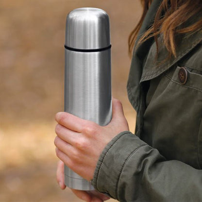 femme qui tient un thermos 1l en inox dans ses mains
