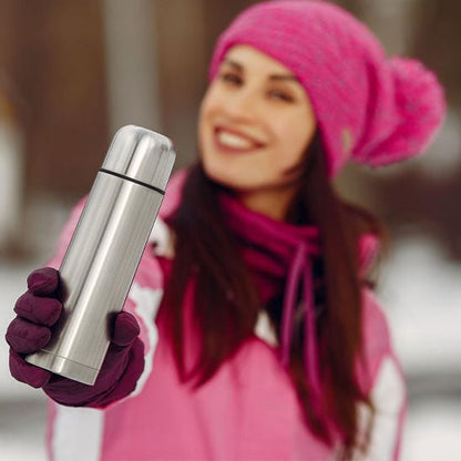 femme avec tuque rose qui nous montre son thermos 1l en hiver