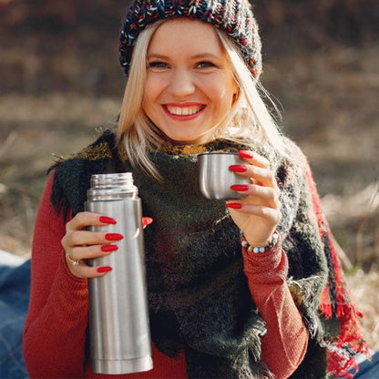 femme qui boit un café chaud de son thermos 1l avec son gobelet
