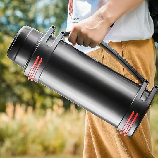 homme tenant un thermos 2 l noir