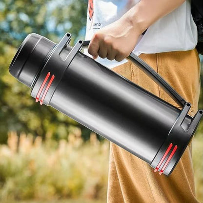 homme tenant un thermos 2 l noir