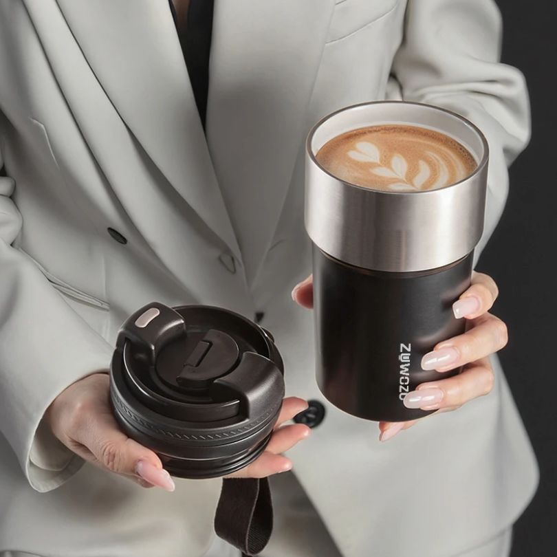femme qui tient une thermos cafe en acier inox