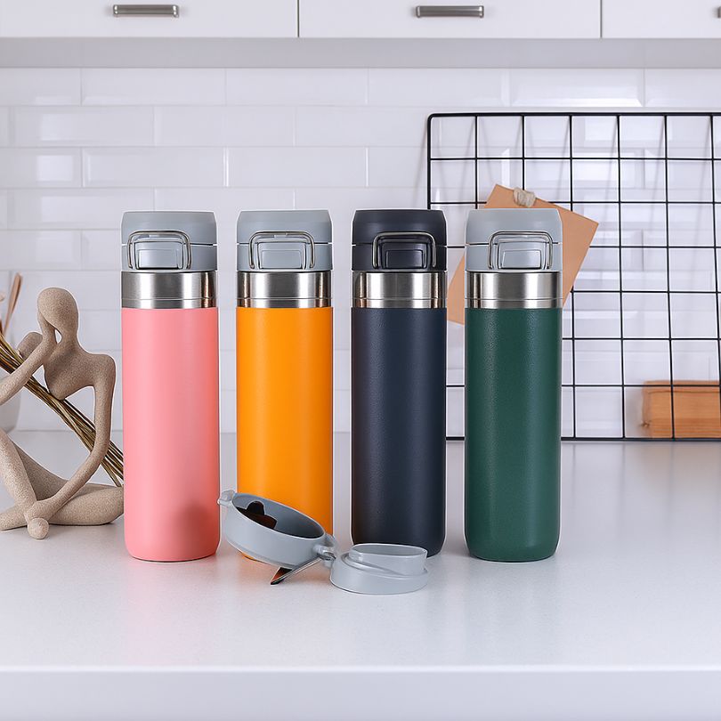 plusieurs thermos café sur un comptoir de cuisine