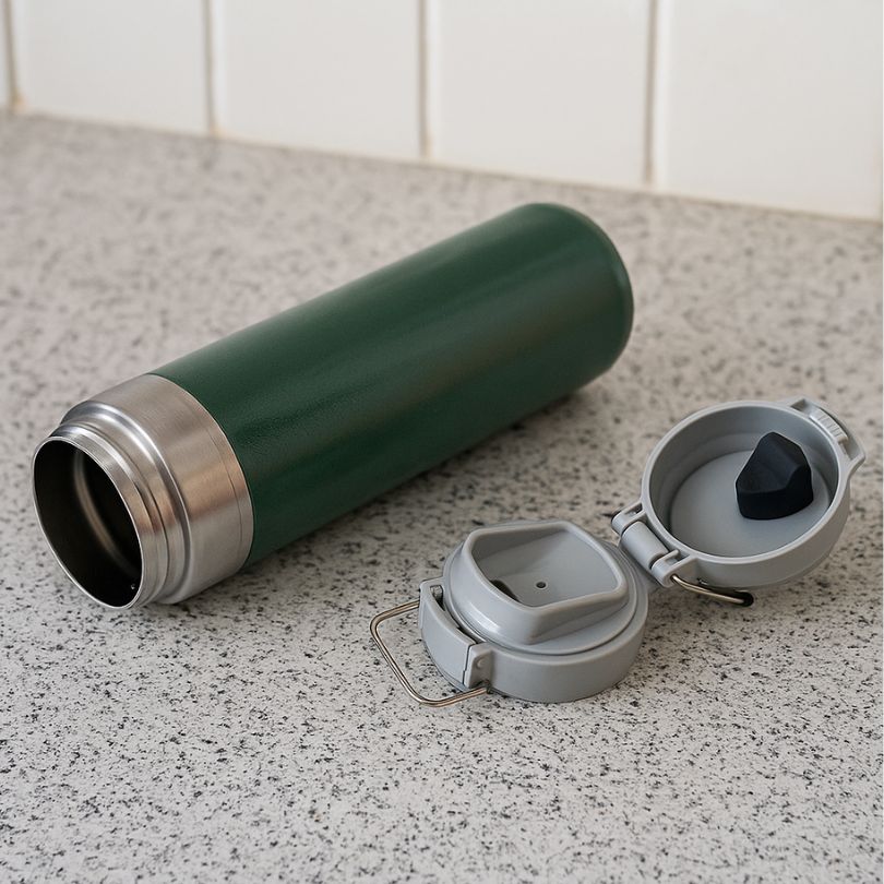 un thermos café avec couvercle enlevé