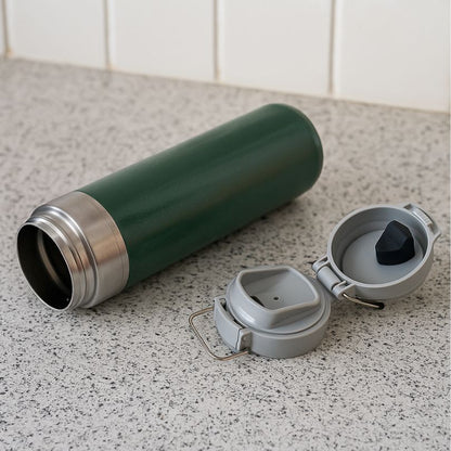 un thermos café avec couvercle enlevé
