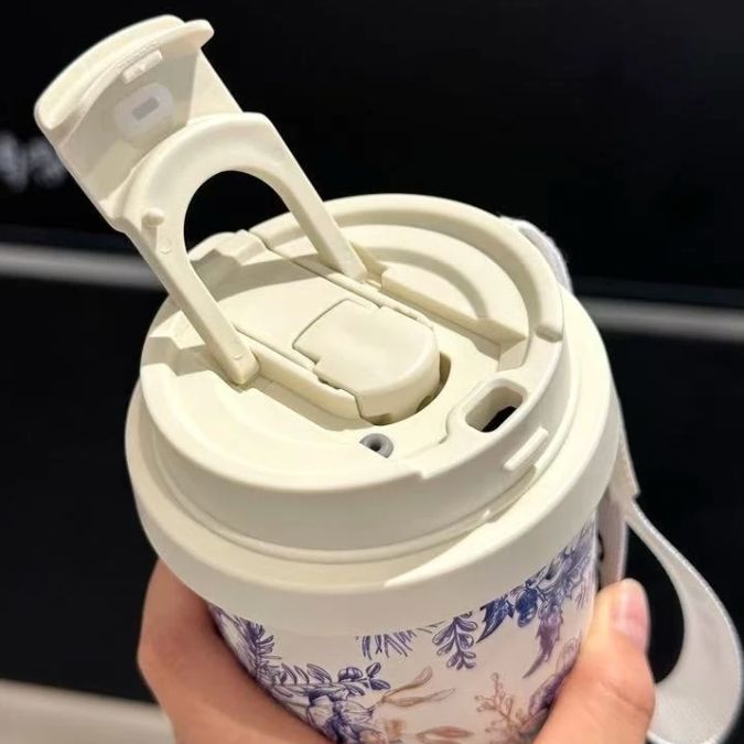 présentation d'un thermos flask mug qui s'ouvre facilement