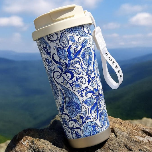 présentation d'une thermos flask mug avec motifs de fleurs bleu