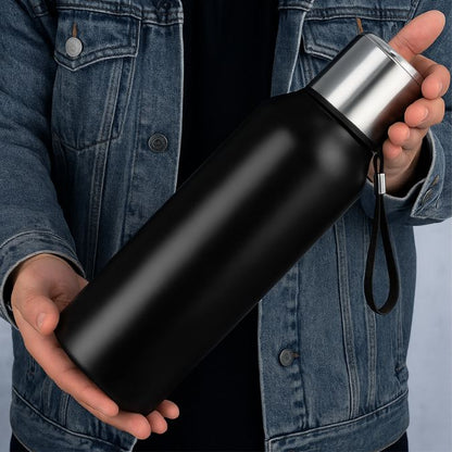 présentation d'un thermos isotherme de 1500ml noir dans les mains d'une personne
