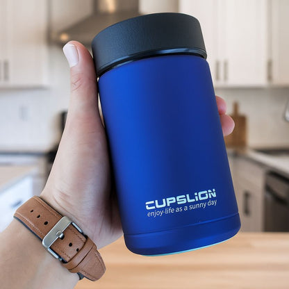 thermos mug cup bleu dans une main