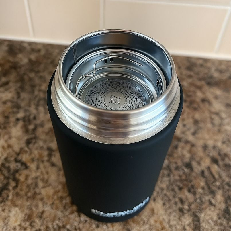 filtre a thé sur la thermos mug cup noir