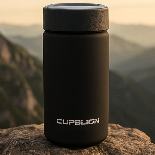 présentation d'une thermos mug cup noir en plein air