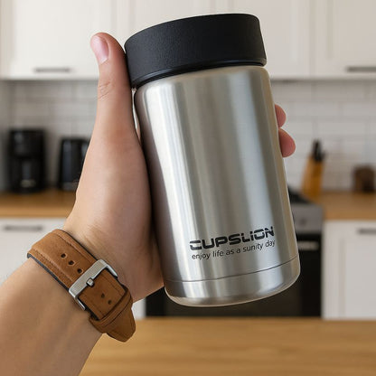 thermos mug cup argent dans la main