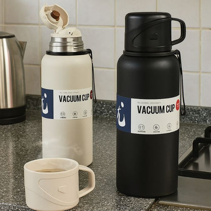 deux travel mug isotherme  sur un comptoir en cuisine