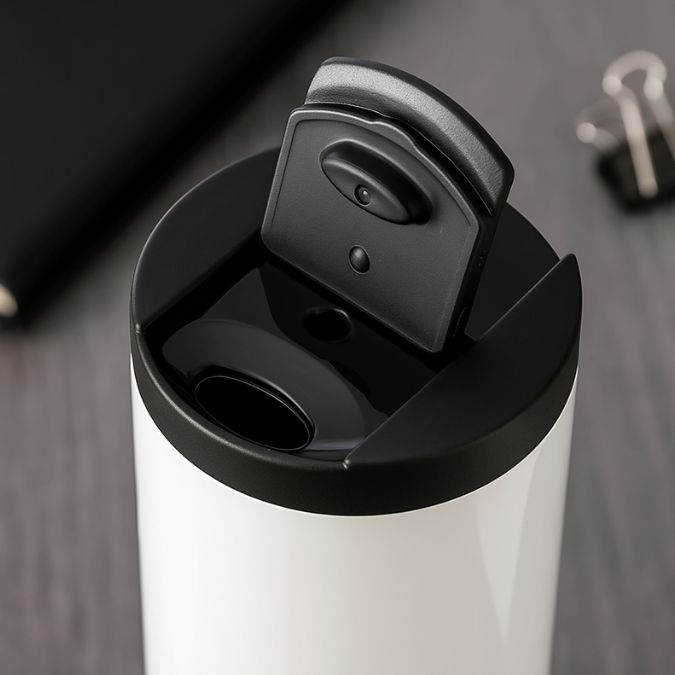 présentaiton d'un travel mug isotherme blanc et grand goulot