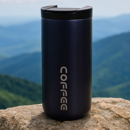 présentation d'un mug isotherme noir sur un rocher au sommet d'une montagne