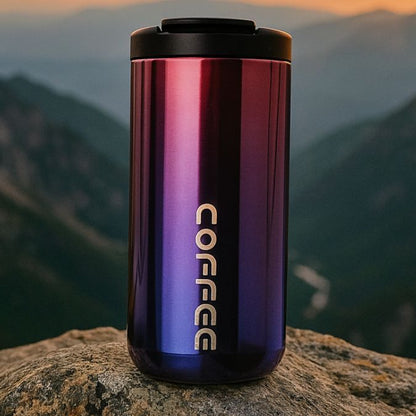 présentation d'un travel mug isotherme violet pendant un coucher de soleil