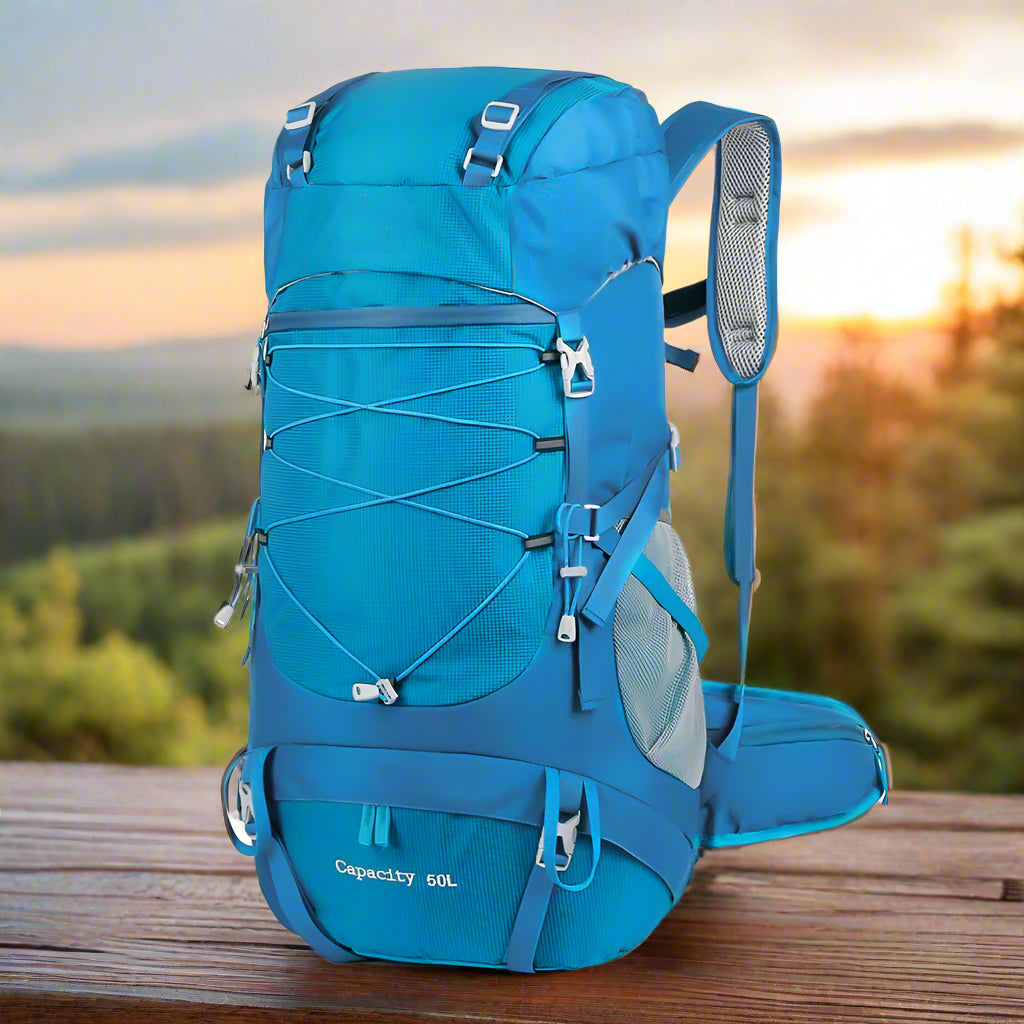 un-sac-a-dos-50l-bleu-foncé-sur-une-table-en-extérieur