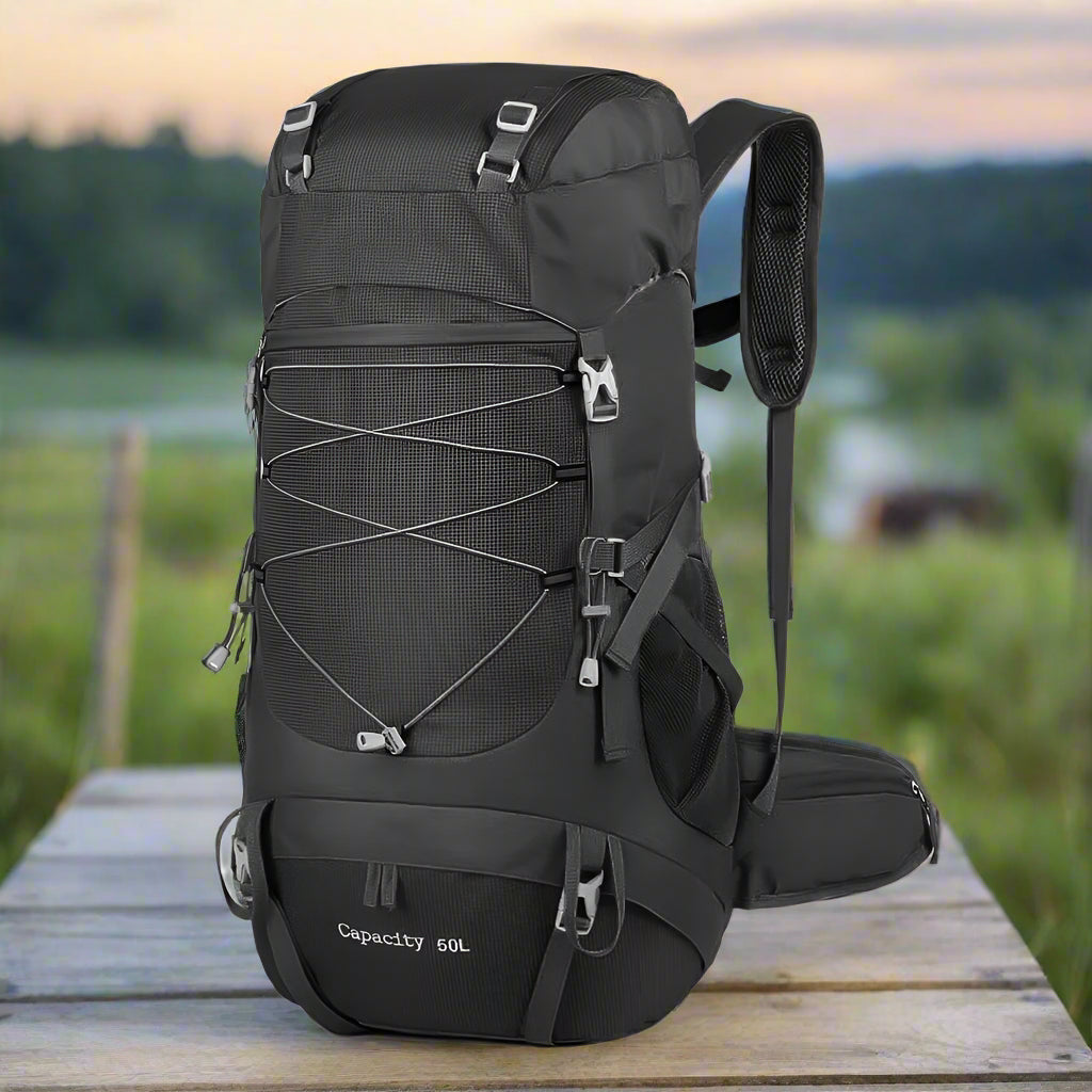 un-sac-a-dos-50l-noir-sur-une-table-de-camping-dehors