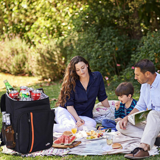 famille-dégustant-un-repas-avec-un-sac-a-dos-isotherme